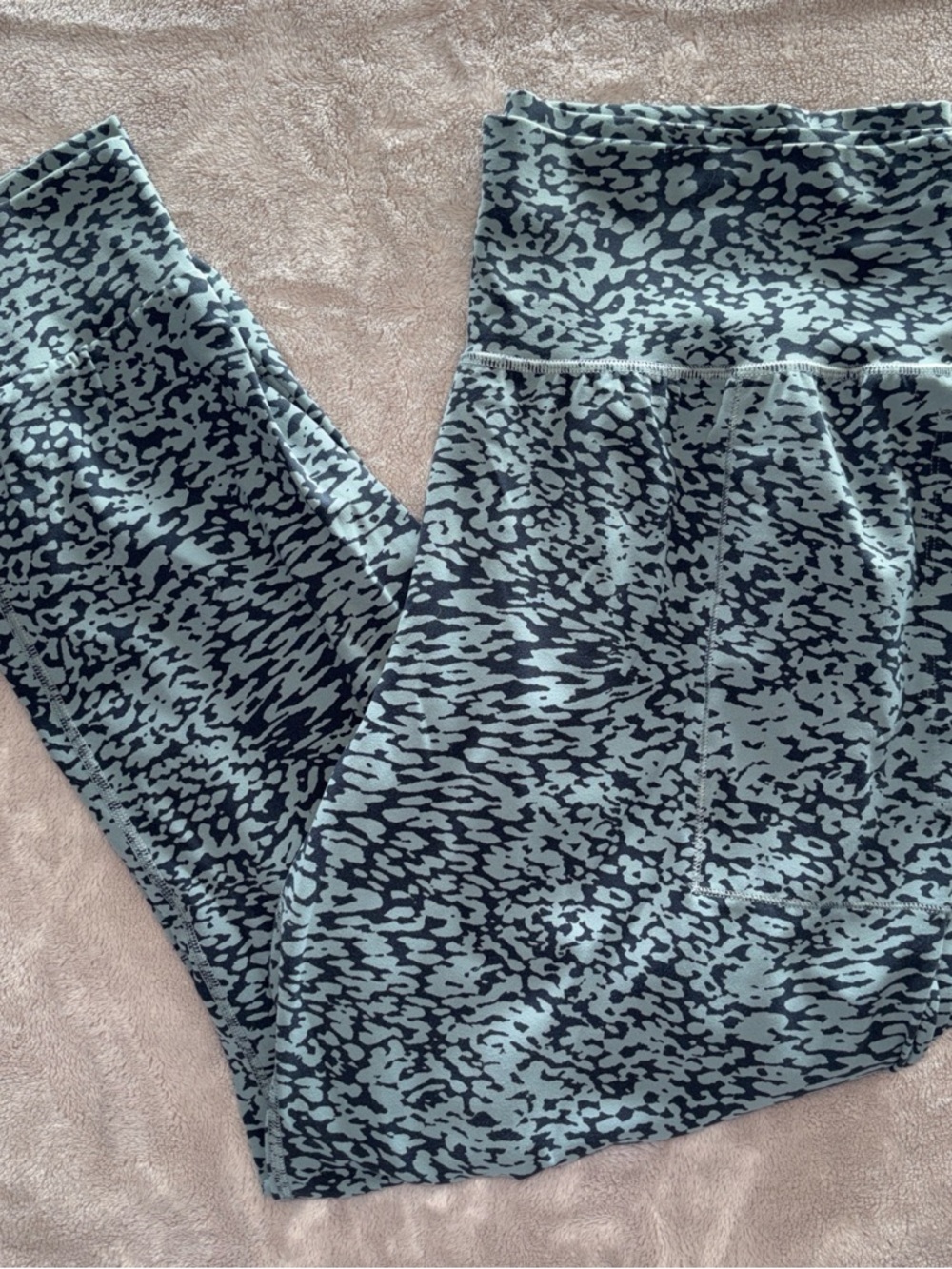 Athleta Salutation Joggers Grey and Black Animal Print Women’s Size XL
